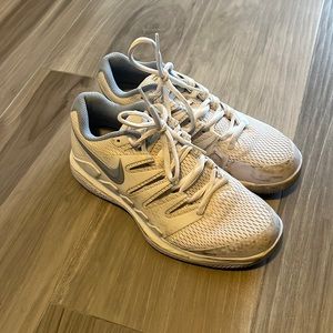 Nike zoom sneakers size 8 in white